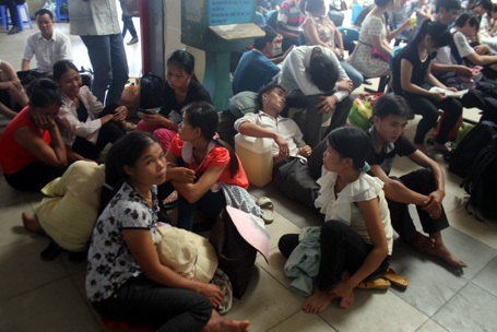 Thí sinh và người nhà tranh thủ chợp mắt trong khi đợi xe