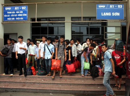 Phía trong sảnh, ngoài sân bến xe luôn đông nghịt thí sinh và người nhà săn tìm xe khách
