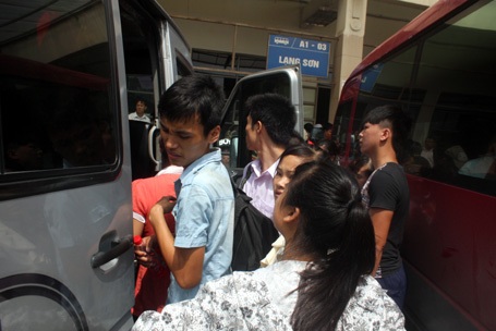 Phía trong sảnh, ngoài sân bến xe luôn đông nghịt thí sinh và người nhà săn tìm xe khách