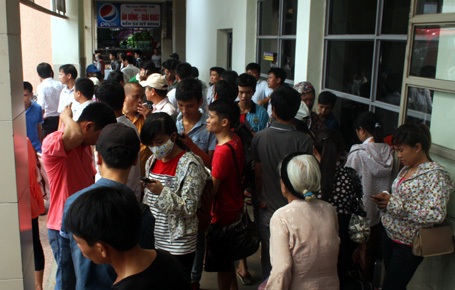 Phía trong sảnh, ngoài sân bến xe luôn đông nghịt thí sinh và người nhà săn tìm xe khách