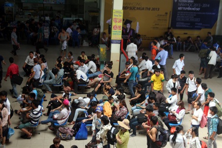 Phía trong sảnh, ngoài sân bến xe luôn đông nghịt thí sinh và người nhà săn tìm xe khách