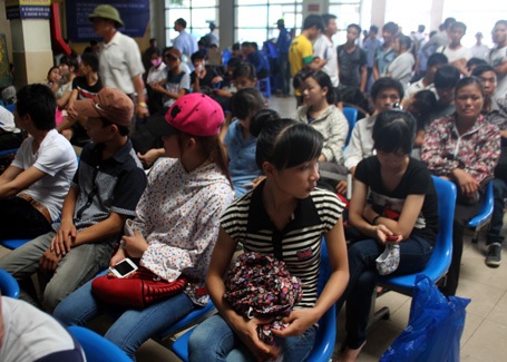 Phía trong sảnh, ngoài sân bến xe luôn đông nghịt thí sinh và người nhà săn tìm xe khách