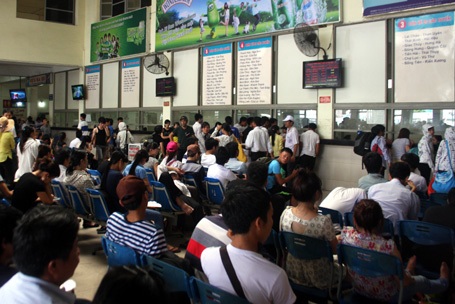 Phía trong sảnh, ngoài sân bến xe luôn đông nghịt thí sinh và người nhà săn tìm xe khách