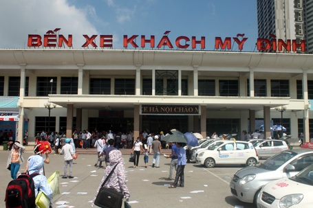 Ngay sau khi kết thúc môn thi cuối cùng, hàng vạn thí sinh cùng người nhà đổ ra bến xe rời Thủ đô