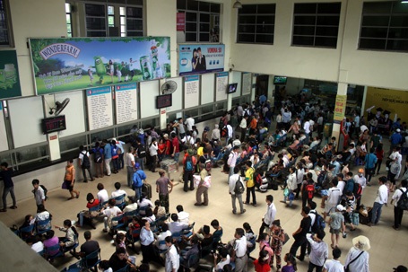 Ngay sau khi kết thúc môn thi cuối cùng, hàng vạn thí sinh cùng người nhà đổ ra bến xe rời Thủ đô