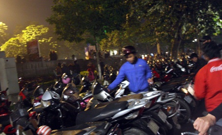 Hà Nội đề nghị chuyển phí trông xe sang giá dịch vụ để giảm tải cho vỉa hè, lòng đường