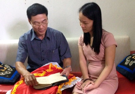 Cuốn nhật ký liệt sĩ thất lạc 45 năm và hành trình về quê hương - 1 Ông Lý Quan Nhân thận trọng dở từng trang nhật ký