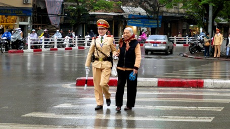 Công văn “xin phép khi ghi hình CSGT” có nhiều dấu hiệu sai trái - 2 Nhờ sự giám sát của người dân - hình ảnh đẹp của lực lượng CSGT được tôn vinh