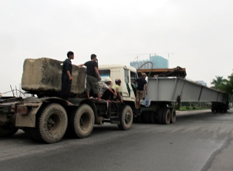 Dầm cầu nhanh chóng di chuyển khỏi hiện trường, ra khu vực đường vành đai 3.