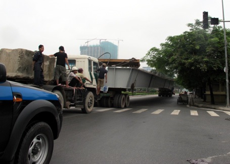 Dầm cầu nhanh chóng di chuyển khỏi hiện trường, ra khu vực đường vành đai 3.
