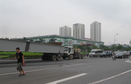 Dầm cầu nhanh chóng di chuyển khỏi hiện trường, ra khu vực đường vành đai 3.