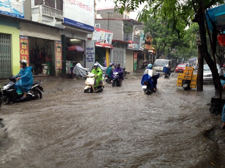 Biển nước mênh mông trên một tuyến phố