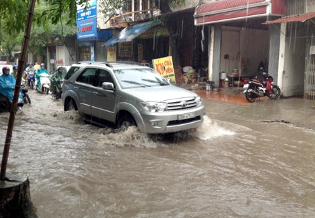 Biển nước mênh mông trên một tuyến phố