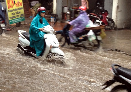 Một số tuyến đường bắt đầu bị ngập úng cục bộ từ 10 sáng nay