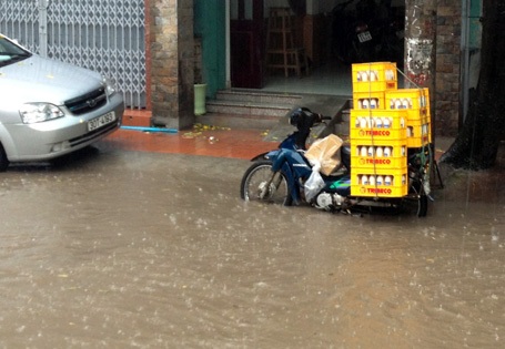 Biển nước mênh mông trên một tuyến phố