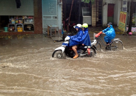 Nhân viên Công ty thoát nước được điều động đến mọi điểm đen ứng trực