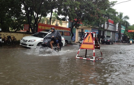 Nhân viên Công ty thoát nước được điều động đến mọi điểm đen ứng trực