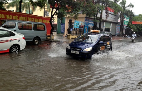 Nhân viên Công ty thoát nước được điều động đến mọi điểm đen ứng trực