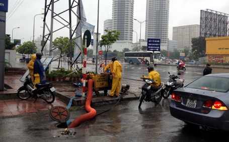 Nhân viên Công ty thoát nước được điều động đến mọi điểm đen ứng trực