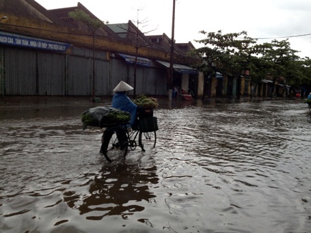 Mực nước ngập đến 50cm trên một tuyến phố