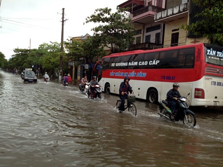 Mực nước ngập đến 50cm trên một tuyến phố