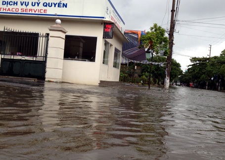 Cổng một công ty bị nước bao vây