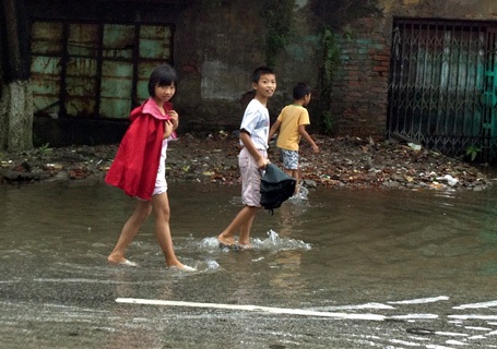 Trẻ em ra đường bắt cá.