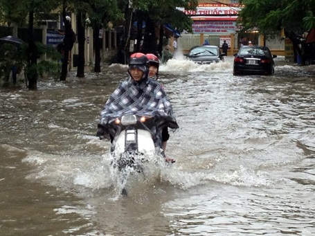 Bơi qua biển nước, xe chết máy hàng loạt