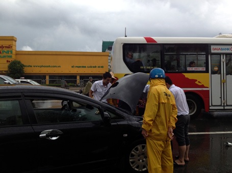 Ô tô không thoát khỏi tình trạng chết máy khi lao qua biển nước