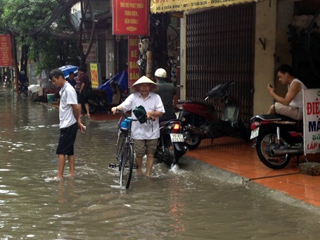 Trời vẫn còn mưa lớn, nhiều tuyến phố tiếp tục chìm trong biển nước.