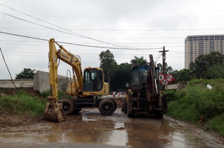 Ngoài sức người, một số phương tiện cơ giới cũng được huy động.