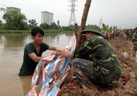 Ảnh tuần qua: Thủ đô mênh mông nước ngập - 3 Nước sông Nhuệ cao hơn nội thành gần 1m, rất nhiều đoạn nước tràn qua bờ đê ra ngoài