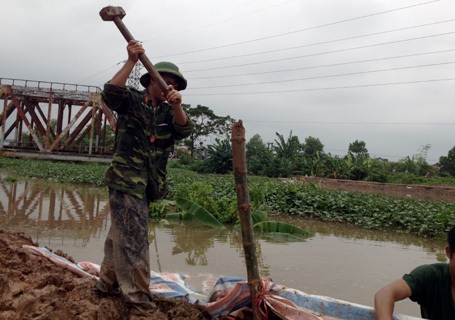 Hàng ngàn bao cát, và cọc tre được các chiến sĩ sử dụng ngăn dòng chảy