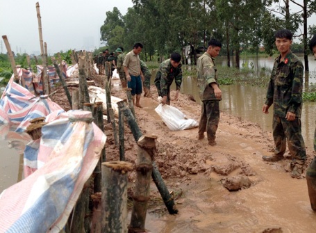 Hàng ngàn bao cát, và cọc tre được các chiến sĩ sử dụng ngăn dòng chảy