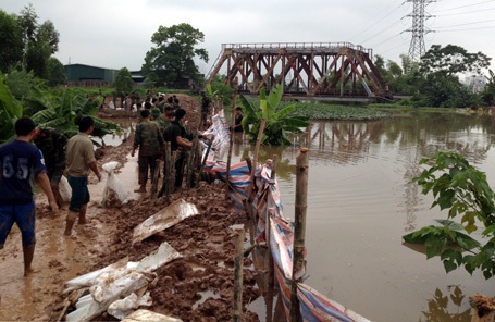 Hàng trăm chiến sĩ được huy động đến chặn dòng nước tràn qua sông