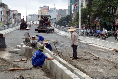 Những công đoạn cuối cùng trên mặt cầu vượt đang được hoàn thành