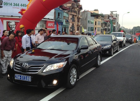 Dòng xe đầu tiên lăn bánh qua cầu