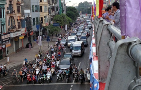 Khi chưa thông xe dòng phương tiện đông nghẹt đi dưới chân cầu