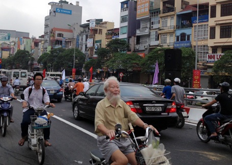 Người dân hân hoan đi qua cầu