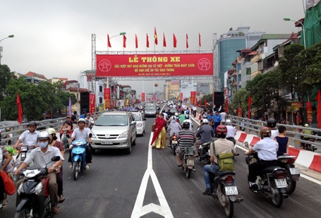 Hy vọng cảnh ùn tắc tại nút giao này sẽ không còn khi cây cầu được thông xe.