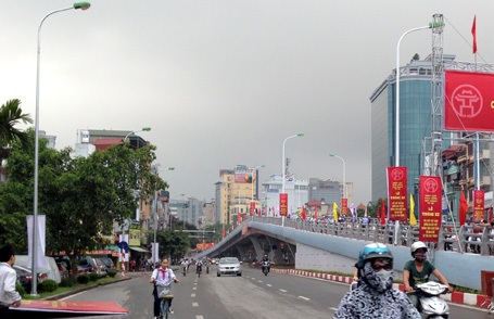 Khi chưa thông xe dòng phương tiện đông nghẹt đi dưới chân cầu