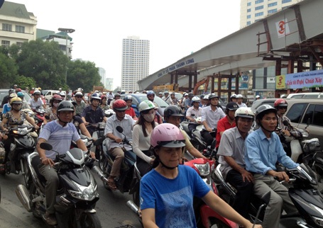 Dòng người đổ ra các tuyến đường rời Thủ đô về quê nghỉ lễ 2/9