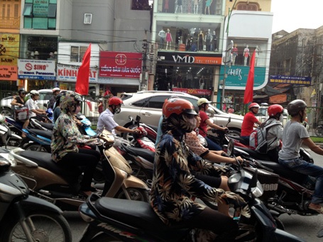 Ô tô, xe máy nhích chậm chạp trên đường Cầu Giấy