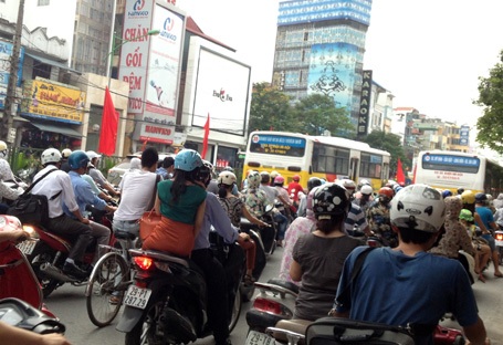 Các phương tiện nối đuôi nhau rời Thủ đô