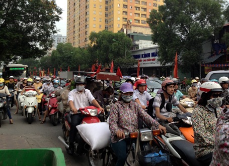 Giao thông ùn tắc, nhiều người cảm thấy sốt ruột khi phải bò trên đường