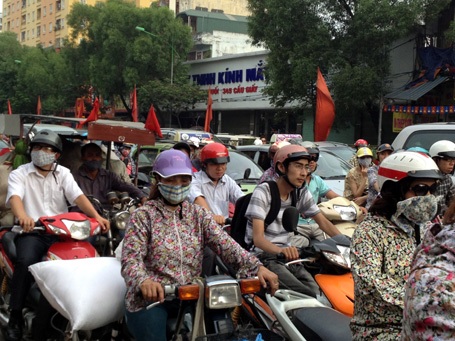 Giao thông ùn tắc, nhiều người cảm thấy sốt ruột khi phải bò trên đường