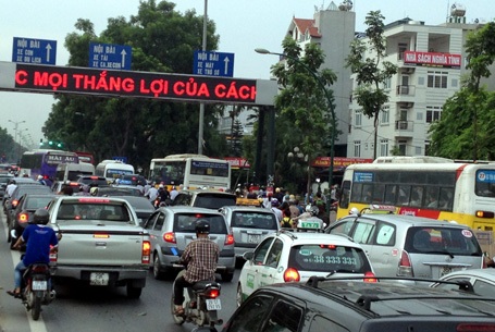 Các tuyến đường vành đai như Phạm Hùng, Phạm Văn Đồng... bị ùn tắc nghiêm trọng