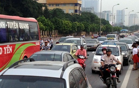 Các tuyến đường vành đai như Phạm Hùng, Phạm Văn Đồng... bị ùn tắc nghiêm trọng