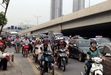 Dù có đường trên cao nhưng những ngày này nhiều đoạn trên đường Vành đai 3 cũng bị ùn tắc