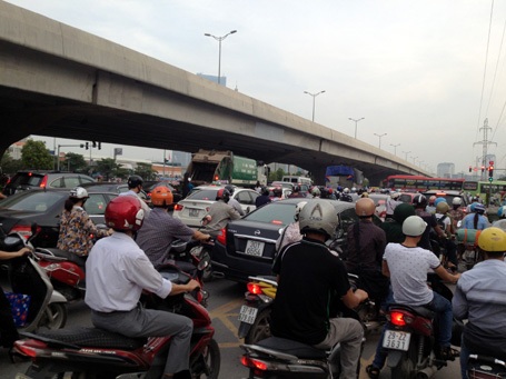 Dù có đường trên cao nhưng những ngày này nhiều đoạn trên đường Vành đai 3 cũng bị ùn tắc